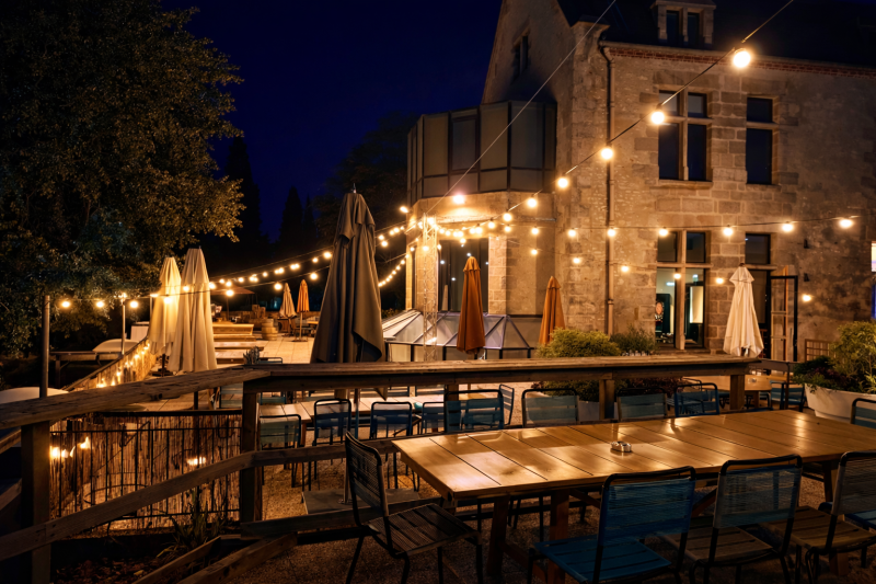 Ambiance chaleureuse sous les guirlandes lumineuses.