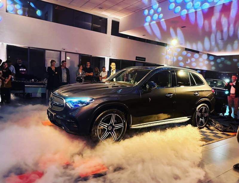 Fumée lourde lancement de Mercedes