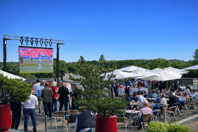 Diffusion d’un match sur écran géant LED lors d’un événement en plein air.