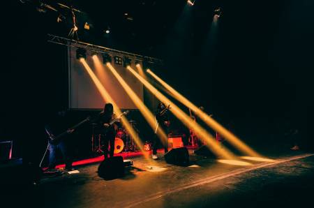 Notre zone d'activité pour ce service Installation ponctuelle de projecteurs LED et faisceaux laser pour théâtre, spectacle ou mise en scène immersive
