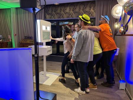 Notre zone d'activité pour ce service Installation technique audiovisuelle pour événement institutionnel avec micros cravate, faisceaux LED et diffusion directe